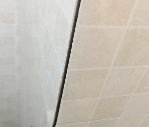 宁远瓷砖空鼓维修公司分享阳台瓷砖脱落的修复过程可以分为以下几个步骤