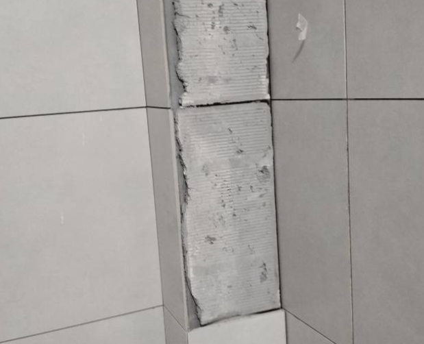 宁远瓷砖空鼓维修公司分享下瓷砖施工前基层浇水润湿程度不足，可能导致以下问题